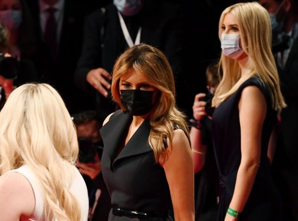 マスクなしの大統領の隣で連日マスク着用