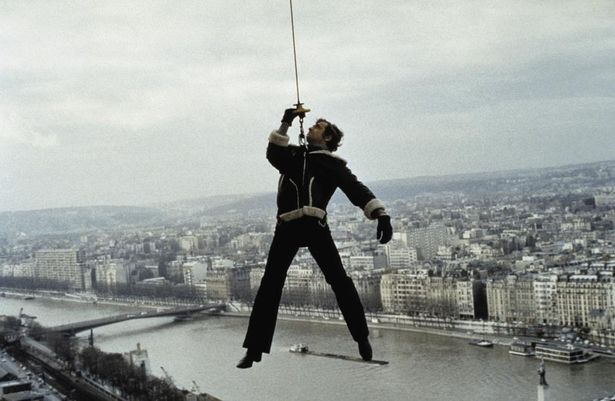『恐怖に襲われた街』ではヘリ宙吊りからの命懸けのダイブを披露。ベルモンド作品の中でもハードさはMAX！