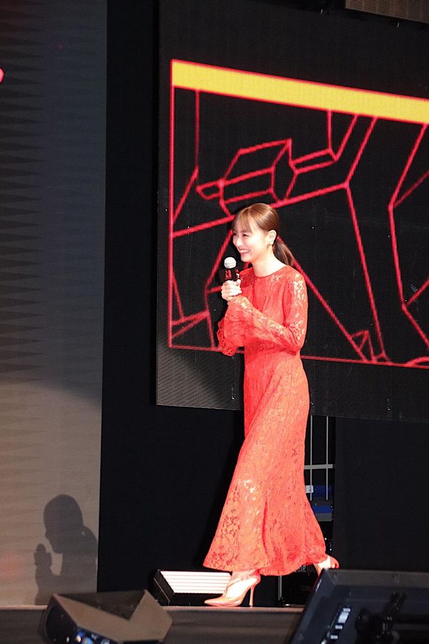 【写真を見る】内田理央、真っ赤な上品ドレスで登場