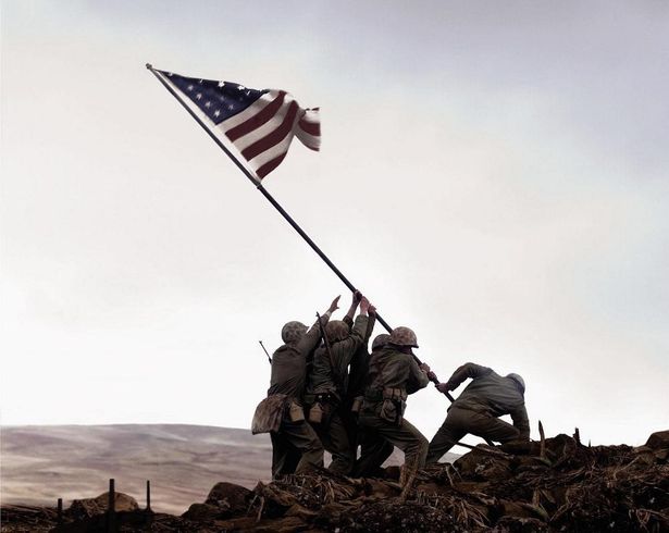 硫黄島の戦場に星条旗を打ち立てる有名な写真の被写体となった兵士たちのその後が描かれる(『父親たちの星条旗』)