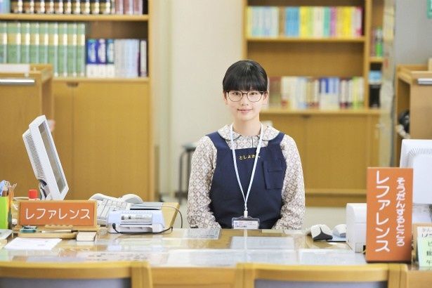 吉井さくら(小芝風花)は、地元の図書館で新人司書として働き始める