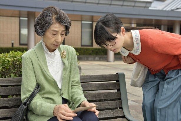 図書館を訪れた老婦人・芦高礼子(香川京子)とさくらが交流していく