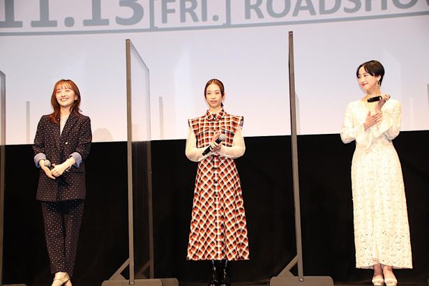 【写真を見る】百田夏菜子はパンツスーツ、松井玲奈は白ドレスで登場！