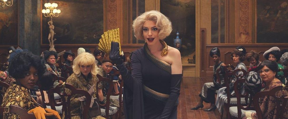 アン・ハサウェイが60年代ファッションで魅せる！『魔女がいっぱい』場面写真が到着