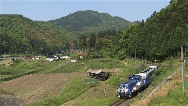 日本の田舎の風景を走る奥出雲おろち号