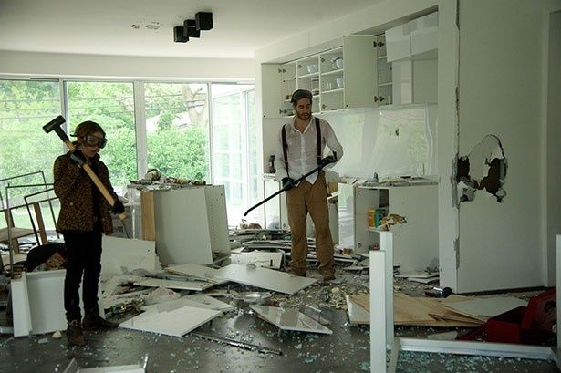 【写真を見る】デイヴィスが自分の家まで破壊し尽くす理由とは？
