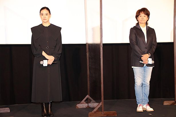 【写真を見る】田中裕子、ジーンズスタイルで登場！蒼井優は大きな襟がキュートな黒のワンピース姿