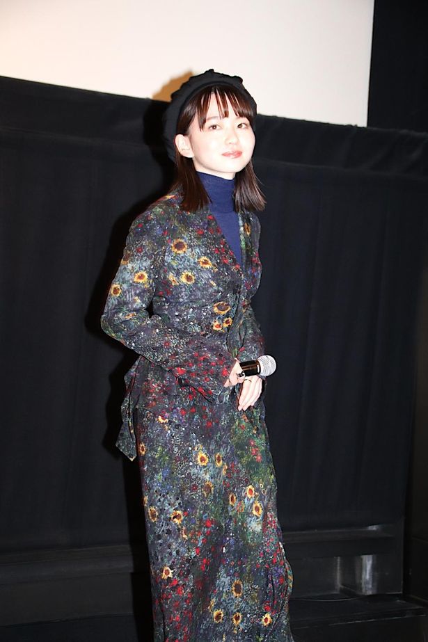 【写真を見る】19歳の山田杏奈、シックな花柄衣装で登場