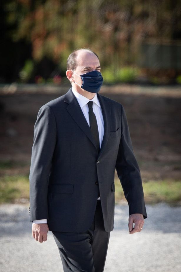 ジャン・カステックス首相は黒いスーツに黒ネクタイ