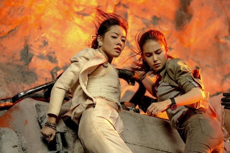 なぜ火山にテーマパークを建てた…！『トゥームレイダー』監督が贈る、灼熱の中国映画がド迫力