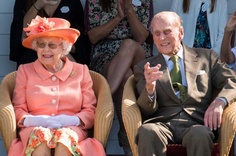 結婚73周年のエリザベス女王、仲睦まじい2ショットとひ孫の手作りカードをお披露目