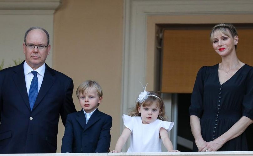 シャルレーヌ公妃や双子たち、家族コーデの装いで建国記念日式典に参加