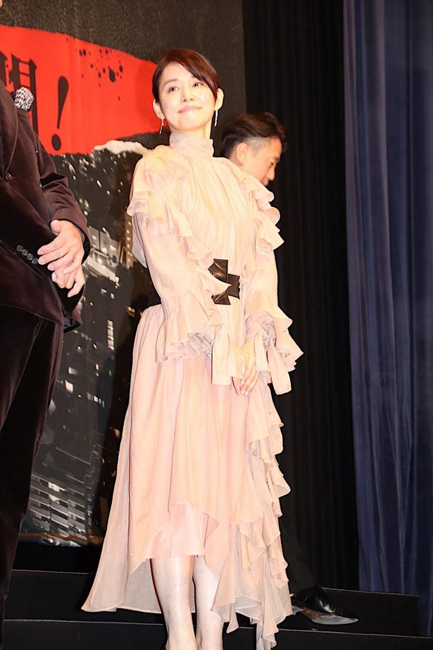 【写真を見る】石田ゆり子、フリル揺れるベージュピンクのドレスで登場！