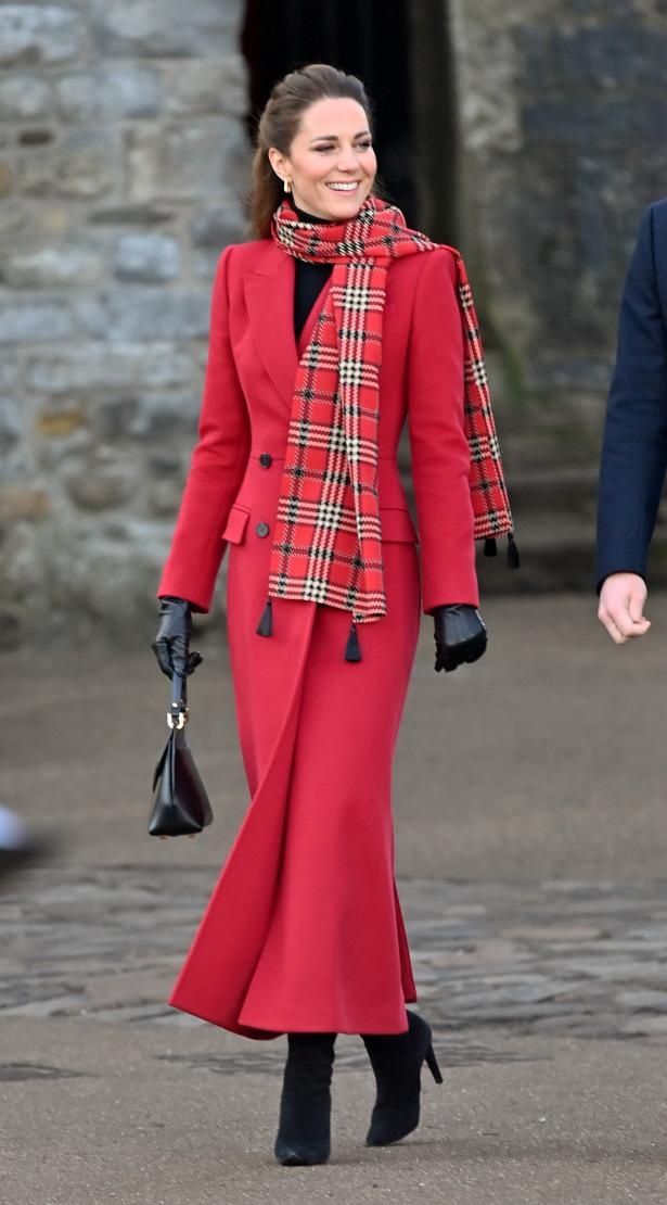 【写真を見る】キャサリン妃、真っ赤なコートとチェックスカーフでエレガントなクリスマスコーデを披露！