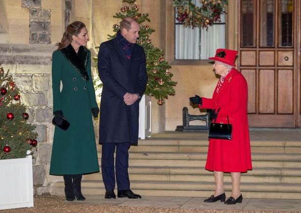【写真を見る】“着回しの女王”キャサリン妃！着回しコートで女王と完璧なクリスマスコーデ