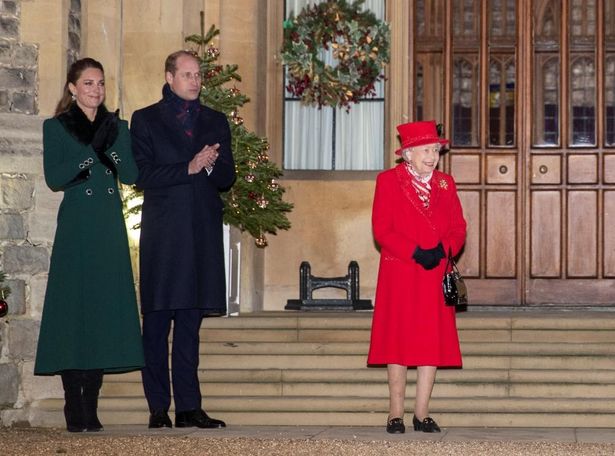 キャサリン妃は赤を選んだエリザベス女王と被らないよう、緑のコートで登場