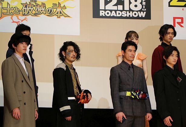 谷口賢志、伊藤英明がゲストとして登壇(中央左から)