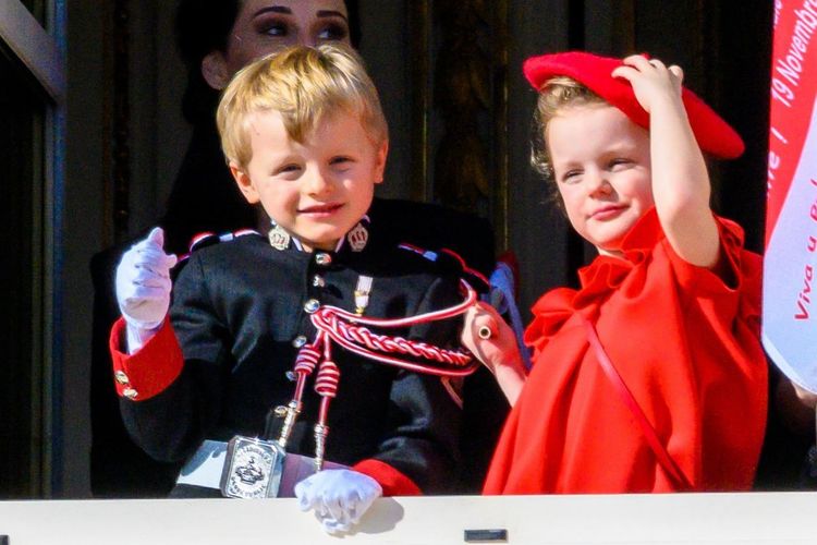 モナコ王室の双子たち、6歳の誕生日はケーキを前にしかめっ面？
