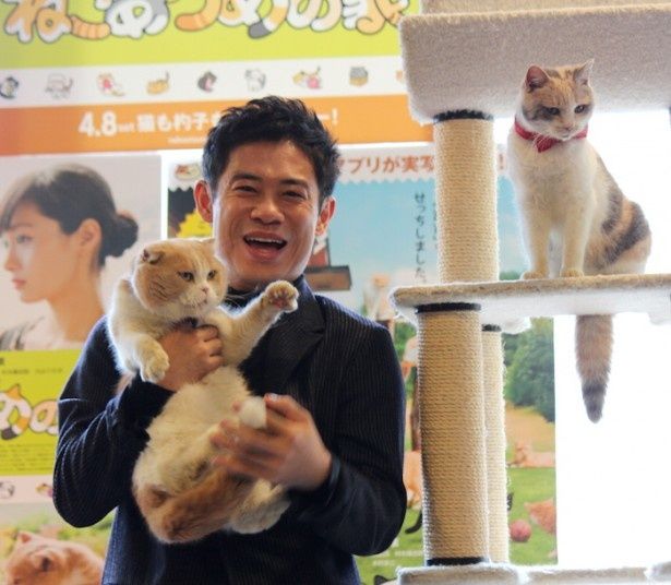 【写真を見る】猫のシナモン＆ドロップがかわいすぎ！伊藤淳史も大きな笑顔