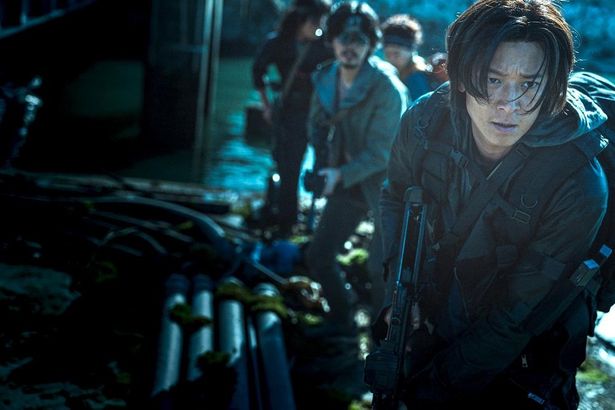 カン・ドンウォン演じる主人公のジョンソクは、家族を救えなかった元軍人というキャラクター(『新感染半島 ファイナル・ステージ』)