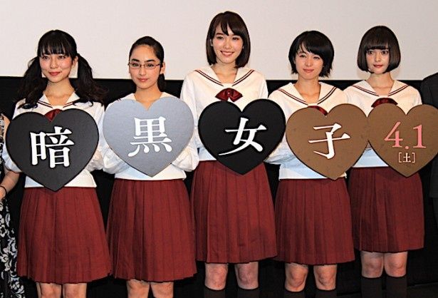 【写真を見る】飯豊まりえ、清野菜名、玉城ティナ、小島梨里杏、平祐奈がキュートな制服姿を披露！