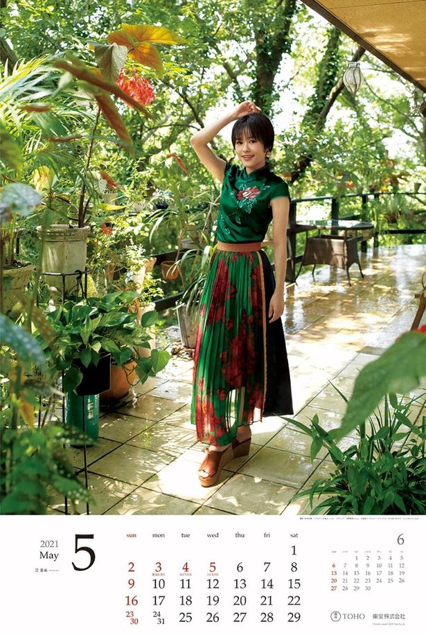 5月の昆夏美は、鮮やかな緑を基調とした衣装に身を包んでいる
