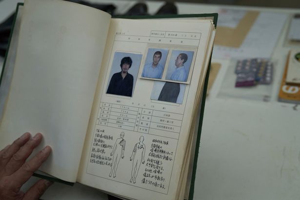 受刑者の個人台帳「身分帳」に貼られた三上の写真