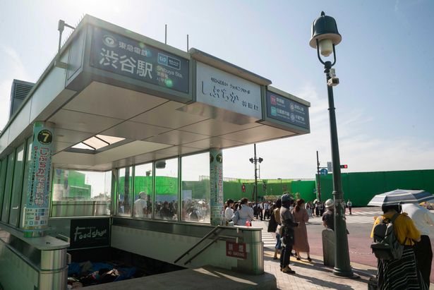 【写真を見る】見分けがつかない…渋谷駅を超巨大セットで完全再現！「今際の国のアリス」の舞台裏