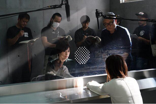取調室のシーンで、堤監督から指示を受ける芳根と北川景子