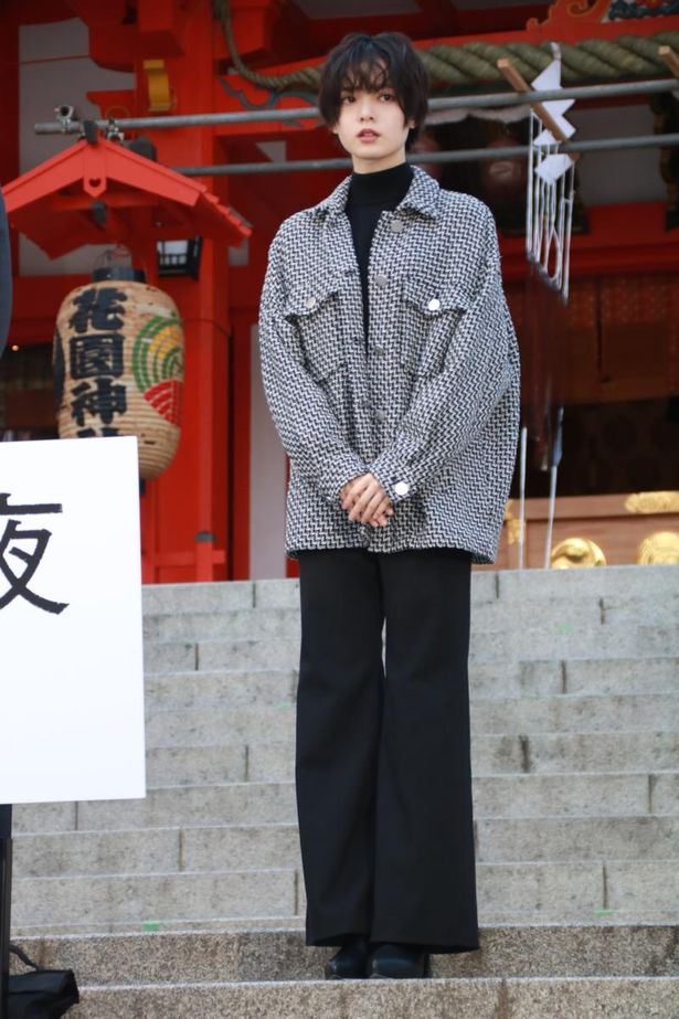 【写真を見る】平手友梨奈は、マニッシュなコート＆パンツで登壇