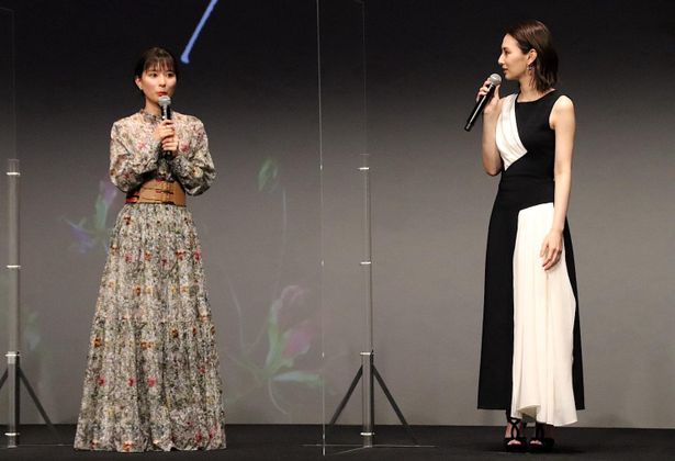 【写真を見る】北川景子はモノトーンのスタイリッシュドレス、芳根京子は可憐な花柄ドレスで登場