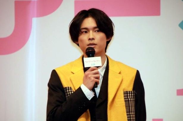 【写真を見る】主演を務めた松村北斗が奇抜なファッションで登壇