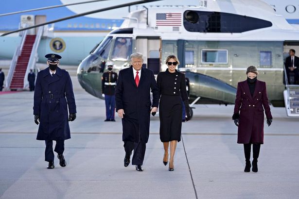 ホワイトハウスからフロリダのリゾートへ出発するトランプ前大統領とメラニア夫人