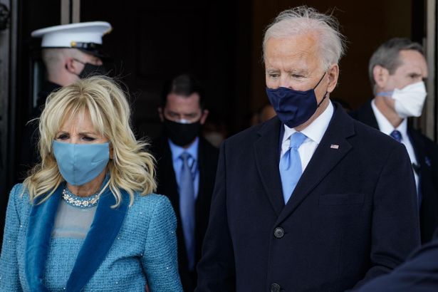 バイデン大統領のネクタイと合わせ、マスクも全てブルーに
