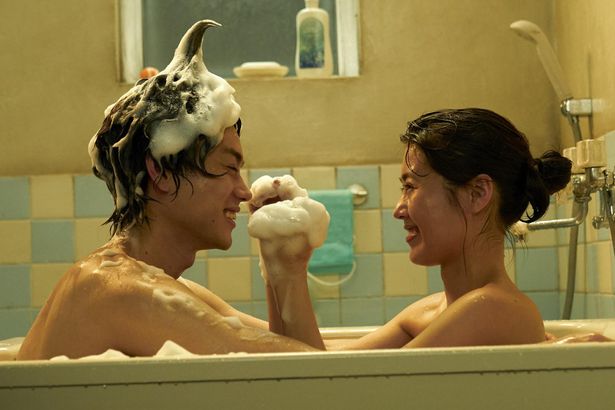 幸せ絶頂期…泡風呂に入る2人