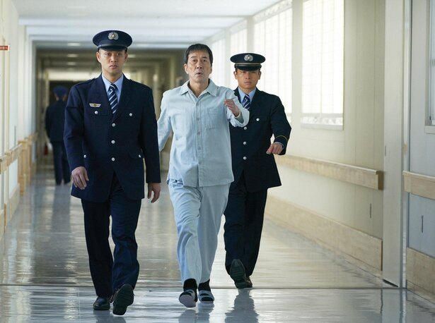 元殺人犯の三上(役所)は、13年の刑期を終え社会復帰を目指す