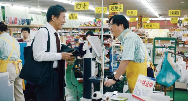 スーパーマーケットの店長の松本(六角精児)は三上に社会復帰のためのアドバイスを与える
