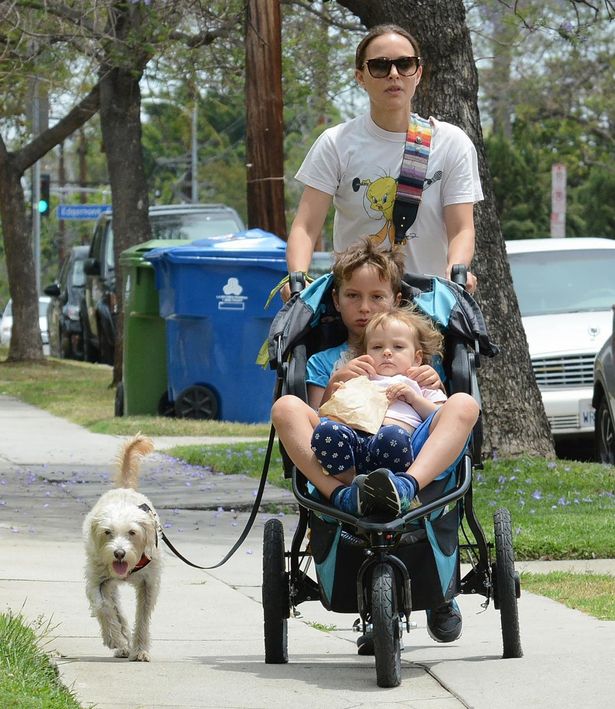 【写真を見る】幼い子ども2人＆犬との散歩を1人で!? オフのナタリー敏腕ママ姿