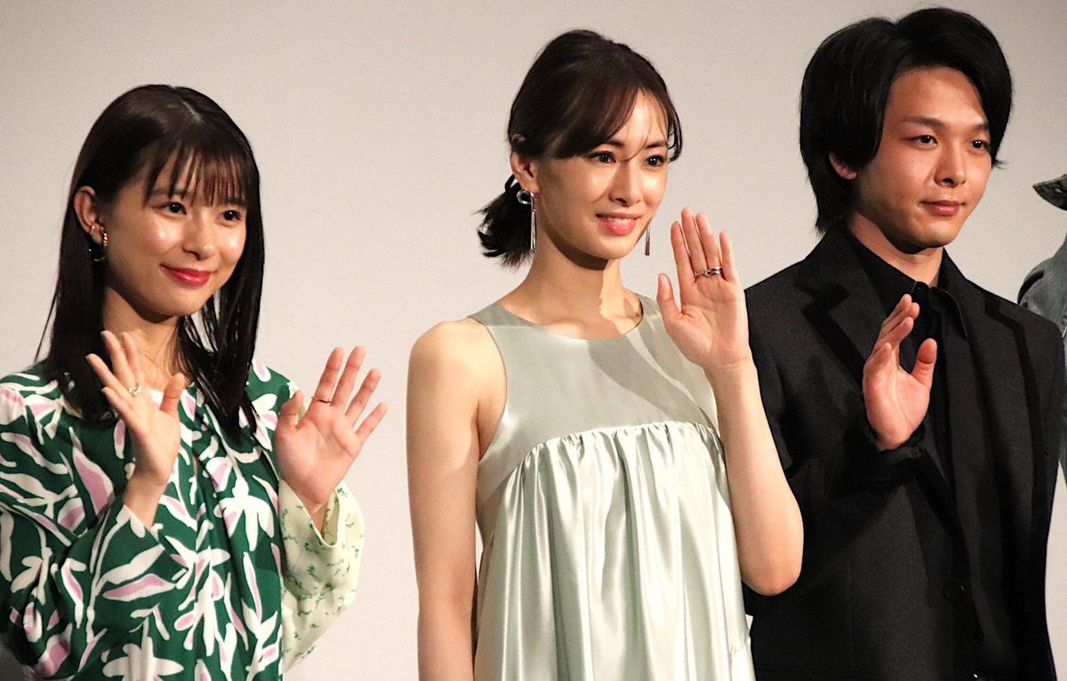 中村倫也、芳根京子の“北川景子愛”を暴露！芳根は中村に対抗心!?『ファーストラヴ』舞台挨拶｜最新の映画ニュースならMOVIE WALKER PRESS