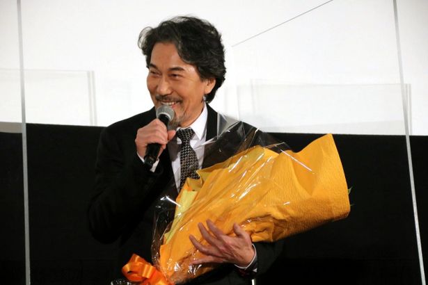 西川美和監督からの花束を手にした役所広司