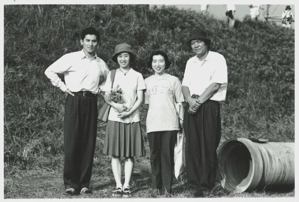 【写真を見る】本木雅弘、笑顔！オフショットにも昭和30年代の懐かしい空気感が漂う。貴重なメイキング写真をチェック