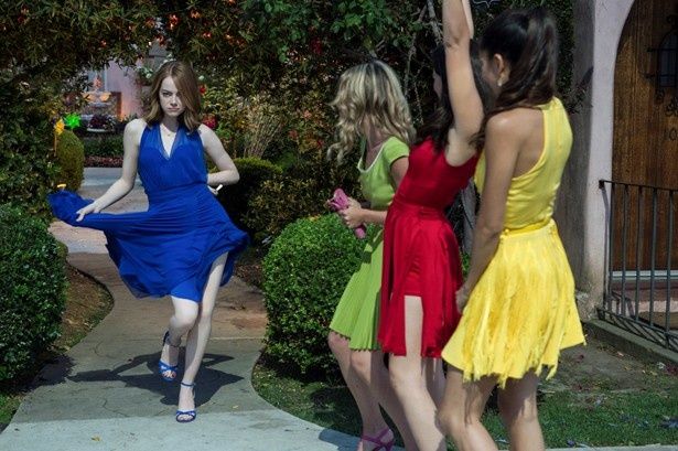 エマ・ストーンがノリノリで踊りながらパーティへ！