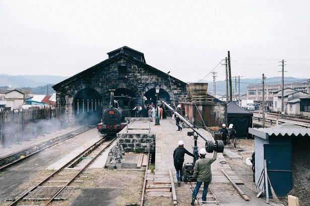 熊本県人吉市の石造鉄道車庫に装飾を施し、原作の時代背景が忠実に再現された