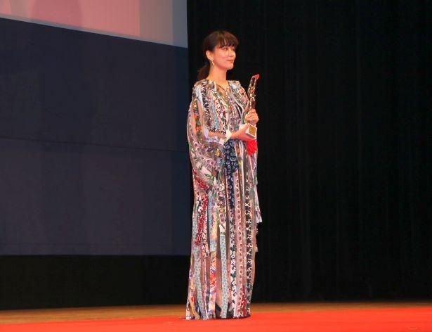 【写真を見る】女優主演賞には『喜劇 愛妻物語』の水川あさみが輝いた。華やかなシフォンドレスで登場！