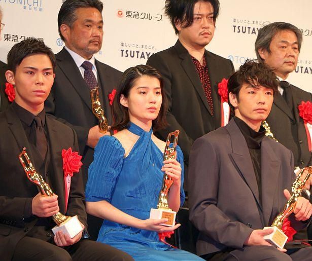 (手前左から)スポニチグランプリ新人賞の上村侑(『許された子どもたち』)、女優助演賞の蒔田彩珠(『朝が来る』)、『アンダードッグ』森山未來