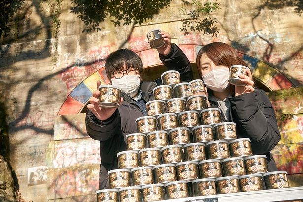 1年前は、旧犬鳴トンネルで空気の缶詰を作ったKさん(右)、Tさん(左)