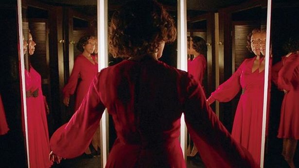 赤いドレスを買った女性が怪現象に見舞われる英国ホラー『ファブリック』