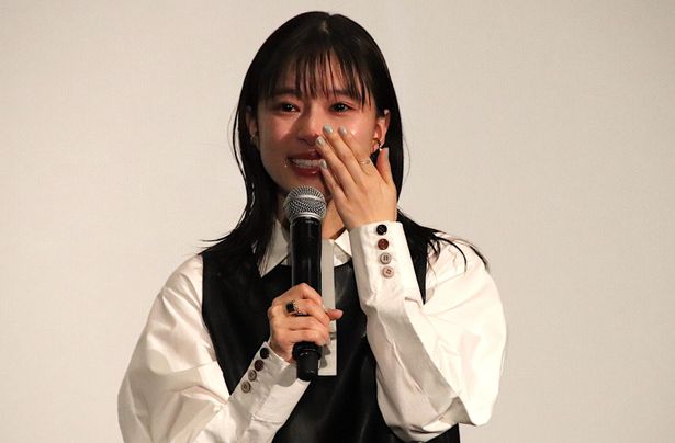 【写真を見る】芳根京子の美しい涙。「好きな人と一緒に頑張るのって、幸せ」