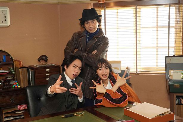 【写真を見る】広瀬すず、櫻井翔、江口洋介演じる探偵事務所ネメシスのメンバーが毎回、難事件に挑む