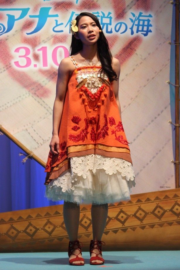 【写真を見る】シンデレラガール・屋比久知奈のドレス姿の全身ショット